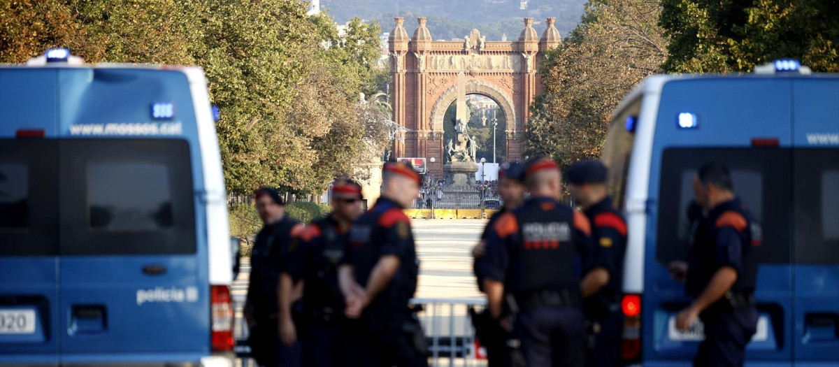 Mossos d' Esquadra en las inmediaciones del Parlamento de Cataluña en una imagen de archivo