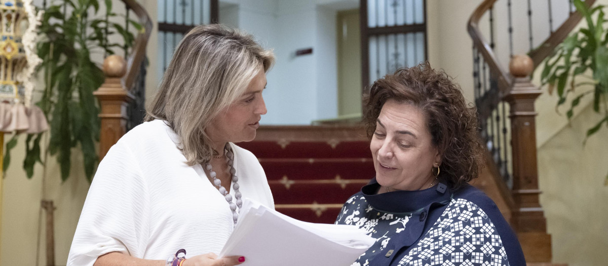 Imagen de la presidenta Marta Barrachina y la diputada Marisa Torlà