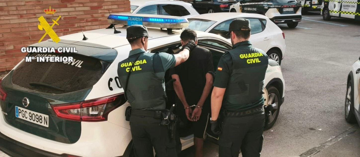 Imagen de la detención del autor de tres robos a establecimientos en Benicarló