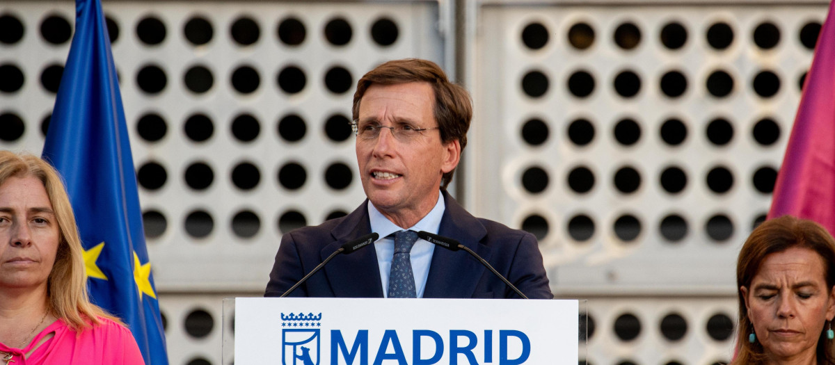 El alcalde de Madrid, José Luis Martínez Almeida, interviene durante una concentración en solidaridad con Ceuta