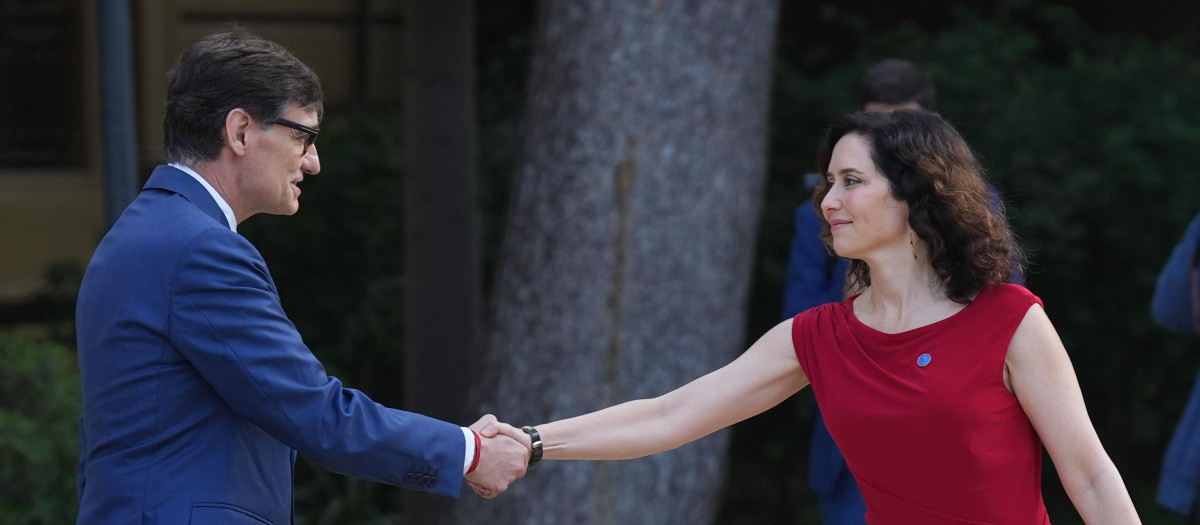 El presidente de la Generalitat de Cataluña, Salvador Illa, saluda a la presidenta de la Comunidad de Madrid, Isabel Díaz Ayuso