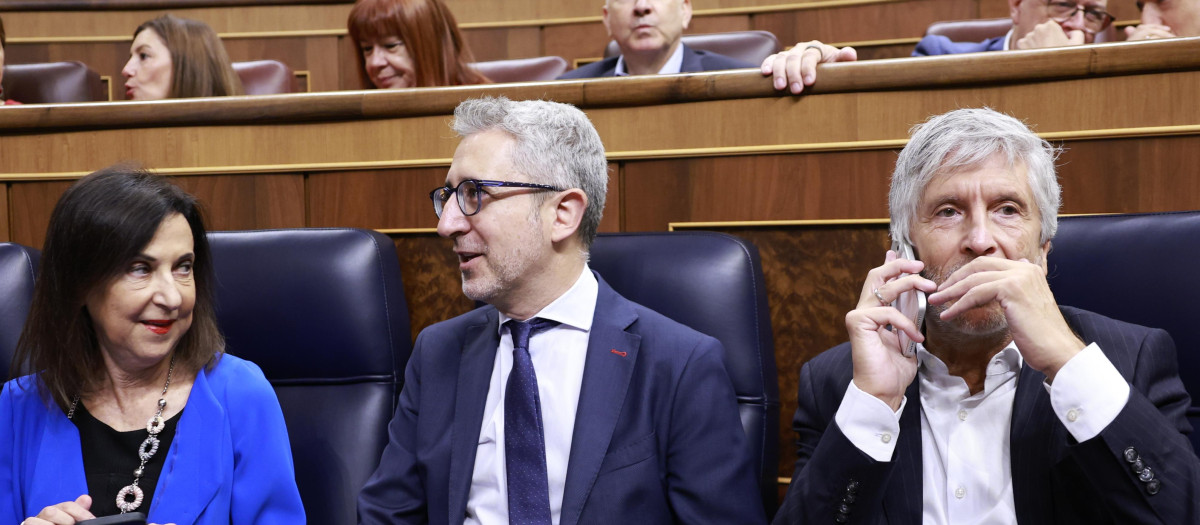 Margarita Robles y Fernando Grande-Marlaska, a ambos lados de Arcadi España