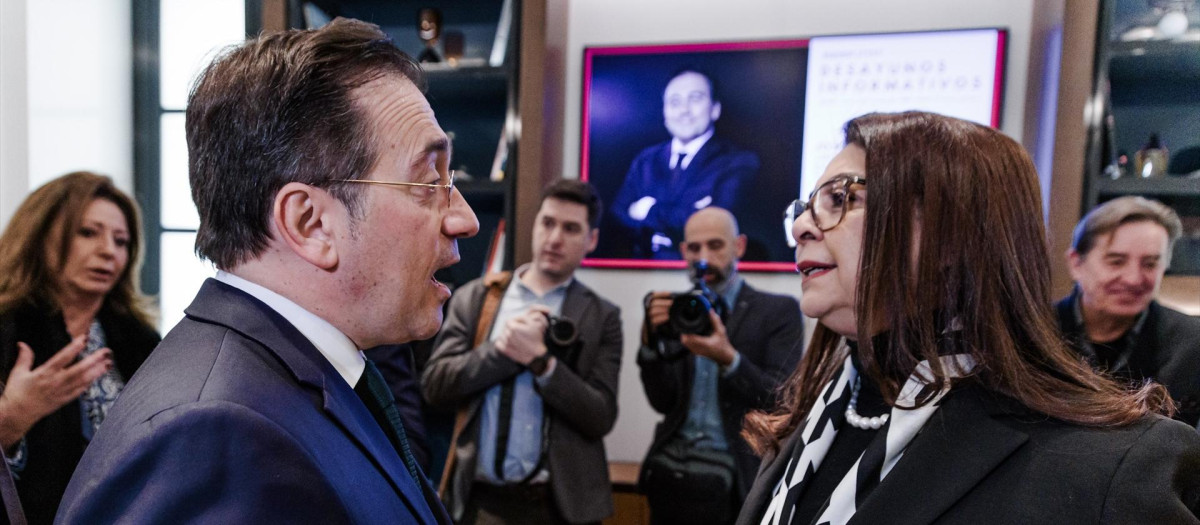 El ministro de Asuntos Exteriores, Unión Europea y Cooperación, José Manuel Albares, y la embajadora de Marruecos en España, Karima Benyaich