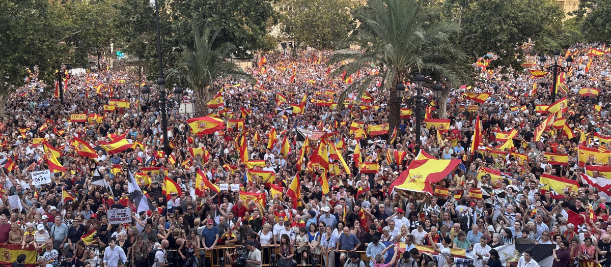 Imagen tomada este miércoles durante la concentración en apoyo a Ceuta en la plaza del Ayuntamiento de Valencia