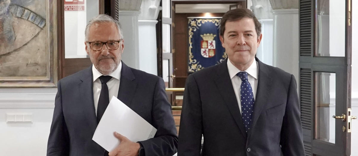 El presidente de la Junta de Castilla y León, Alfonso Fernández Mañueco, acompañado por el vicepresidente primero y consejero de Desregulación, Familia y Ayudas Sociales, Carlos Pollán, en una imagen de archivo