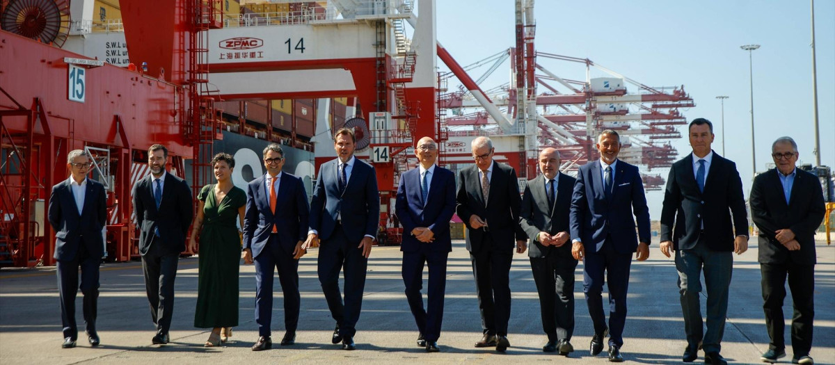 Las autoridades, en el acto de inauguración de las dos nuevas grúas, este jueves
