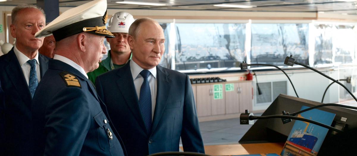 El presidente de Rusia, Vladimir Putin, inspecciona el buque gasero Pyotr Stolypin