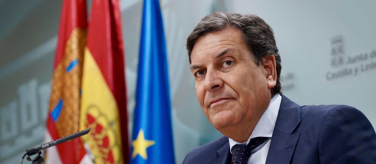 El consejero de Economía y Hacienda y portavoz, Carlos Fernández Carriedo, comparece en rueda de prensa posterior al Consejo de Gobierno.