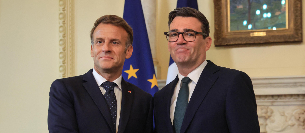 El primer ministro británico, Andy Burnham (derecha), estrecha la mano del presidente francés, Emmanuel Macron, durante su encuentro para mantener conversaciones bilaterales en el número 10 de Downing Street
