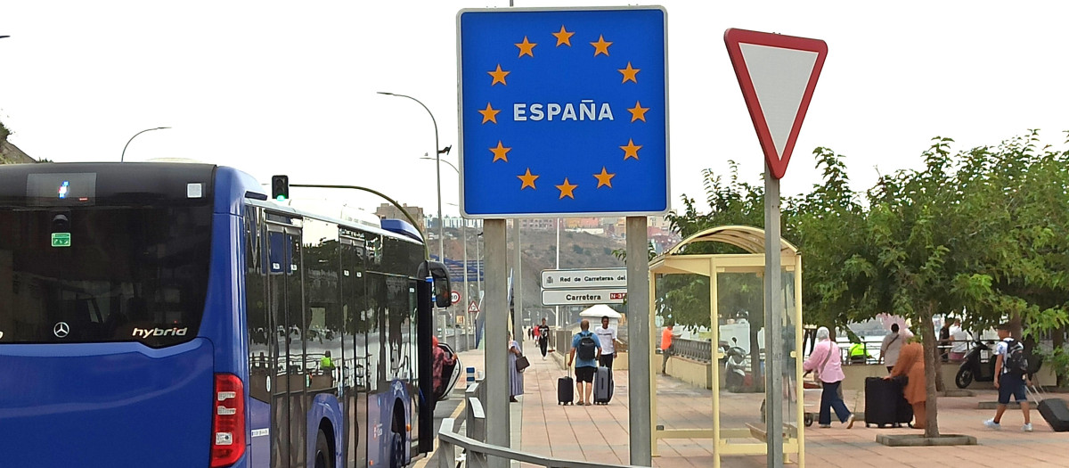 El cartel fronterizo de entrada en Ceuta por el paso del Tarajal indica que se entra en la Unión Europea