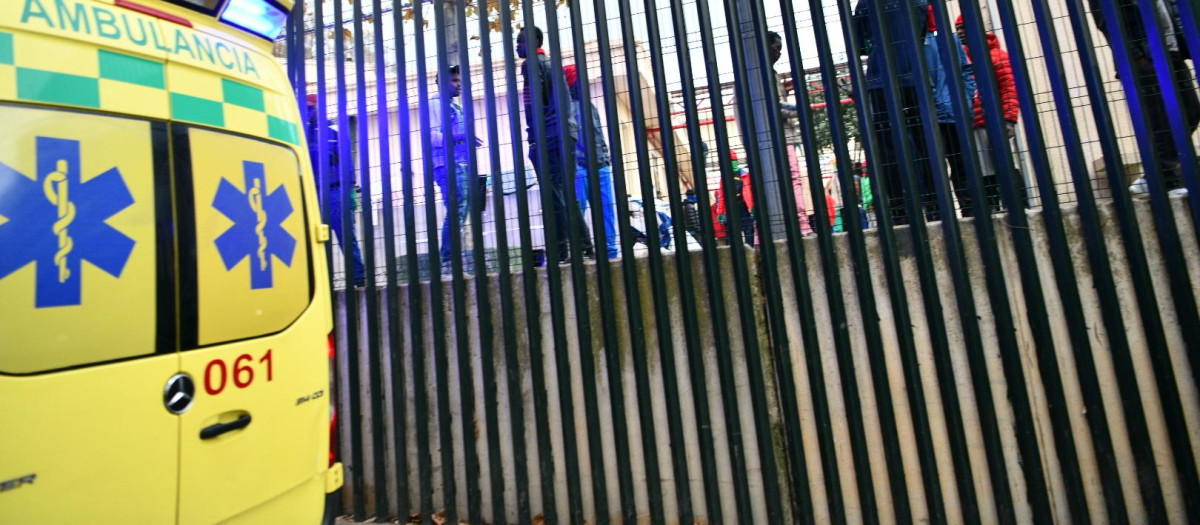 Una ambulancia en las inmediaciones de un centro de inmigrantes de Ceuta