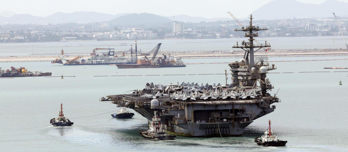 El portaaviones de propulsión nuclear Abraham Lincoln (CVN-72) navega hacia el muelle —con la ciudad turística de Pattaya visible al fondo— en el puerto de aguas profundas de Laem Chabang, en la provincia de Chonburi (Tailandia), el 2 de septiembre de 2026