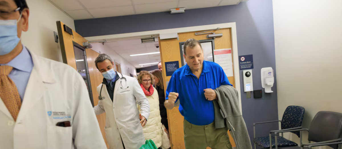 Tim Andrews, de azul, saliendo del hospital después de su trasplante