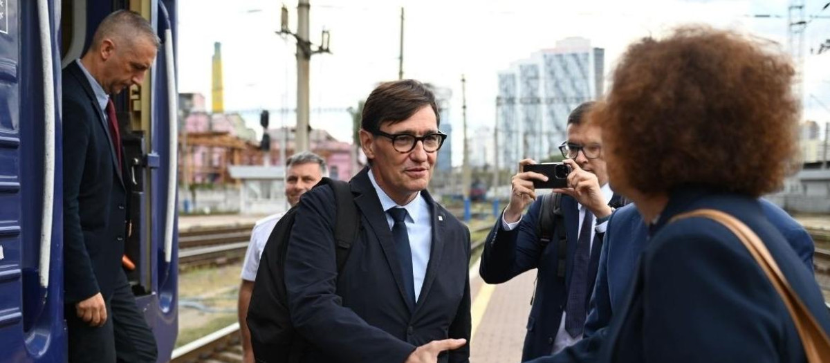 El presidente de la Generalitat, Salvador Illa, a su llegada a Kíev

REMITIDA / HANDOUT por GOVERN
Fotografía remitida a medios de comunicación exclusivamente para ilustrar la noticia a la que hace referencia la imagen, y citando la procedencia de la imagen en la firma
03/9/2026