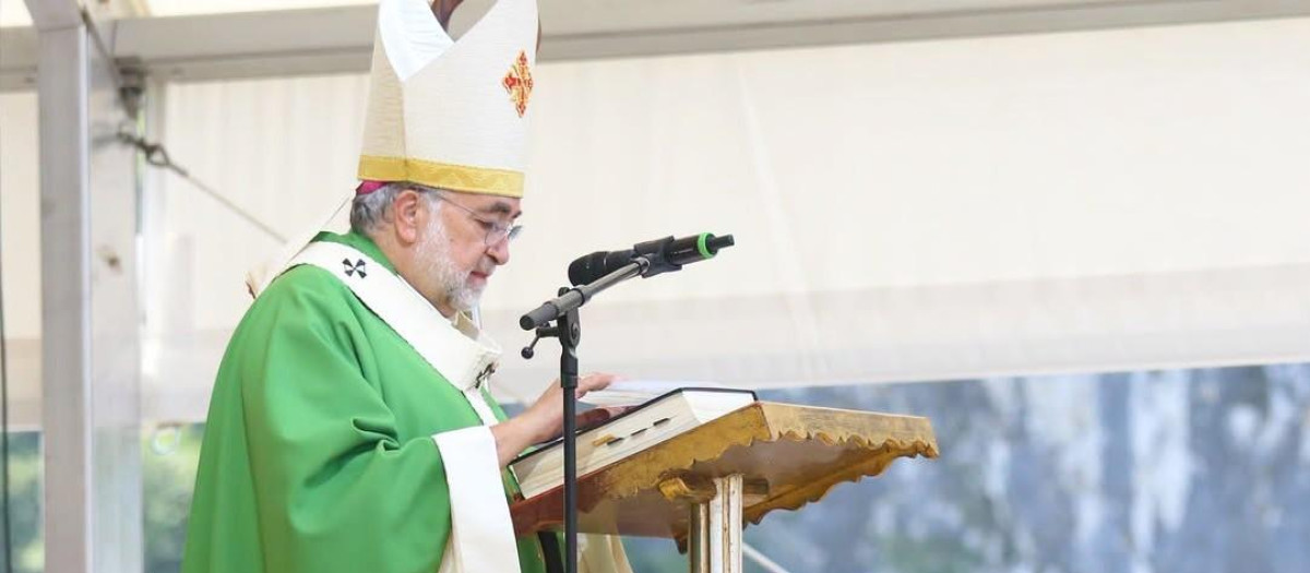 Monseñor Sanz Montes, este verano, durante una misa celebrada en Covadonga