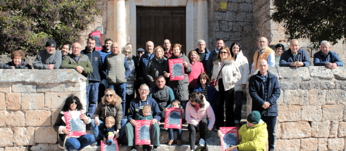 Varios vecinos de Mazuelas, delante de su iglesia