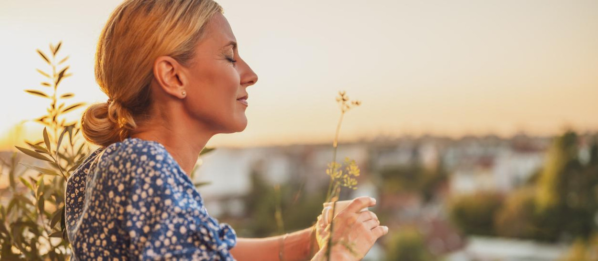 Mujer, al sol al empezar el día