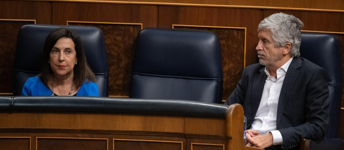 La ministra de Defensa, Margarita Robles, y el ministro del Interior, Fernando Grande-Marlaska, durante una sesión plenaria en el Congreso