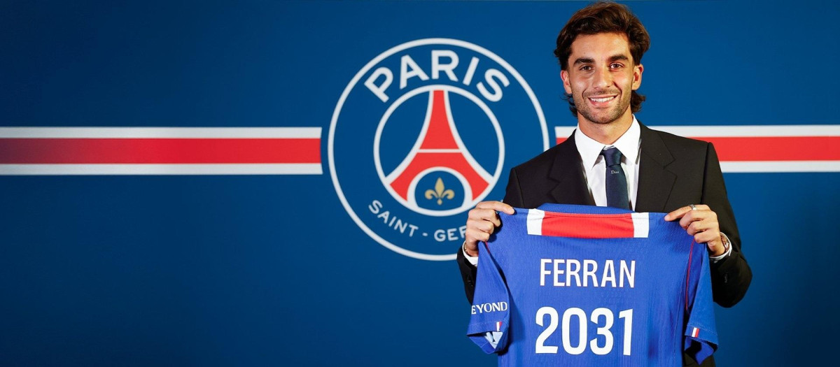 Ferran Torres posa con la camiseta del PSG el día de su presentación