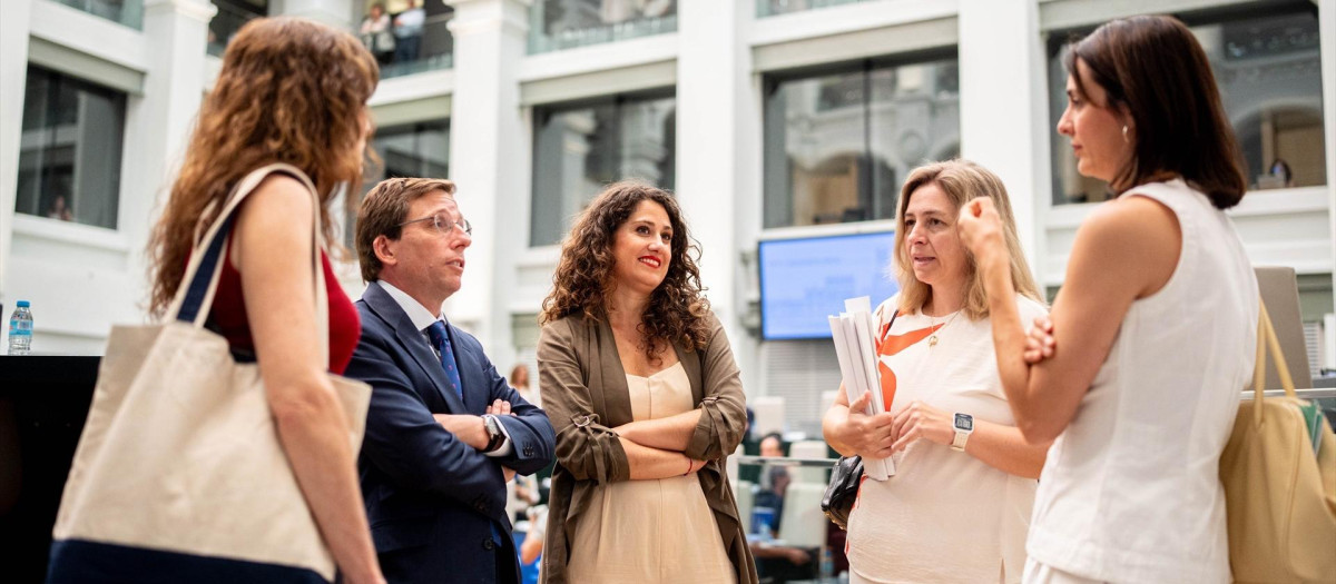 El alcalde de Madrid, José Luis Martínez Almeida y Emma López