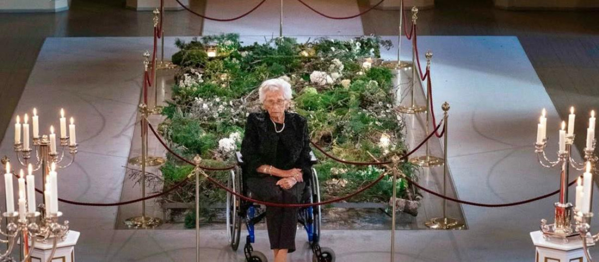 Astrid de Noruega frente al féretro de su hermano, el Rey Harald, en la capilla ardiente