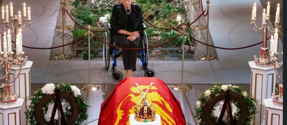 Astrid de Noruega frente al féretro de su hermano, el Rey Harald, en la capilla ardiente