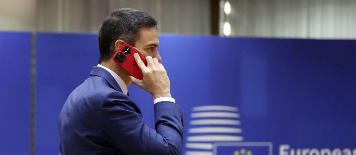 Pedro Sánchez, hablando por su teléfono móvil
