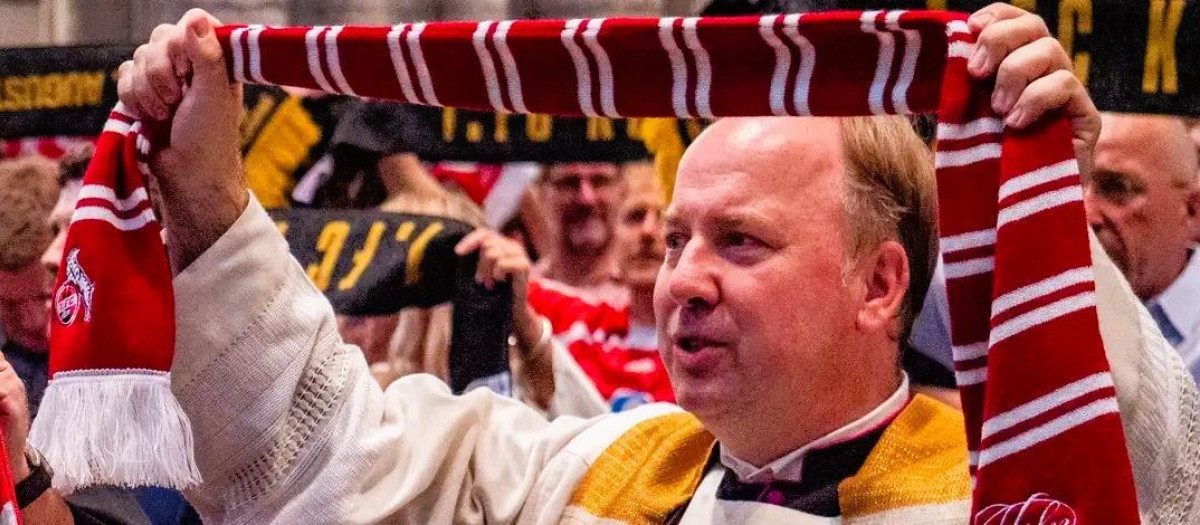 Un sacerdote se suma a la "celebración" en el interior de la catedral de Colonia