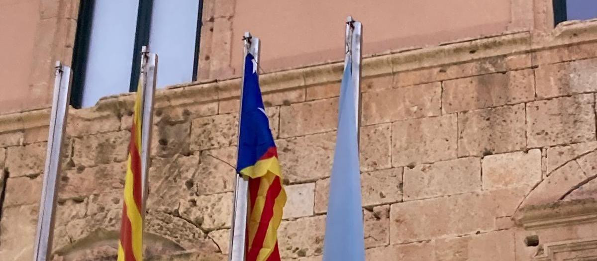 La bandera estelada, en el mástil donde debería estar la bandera española