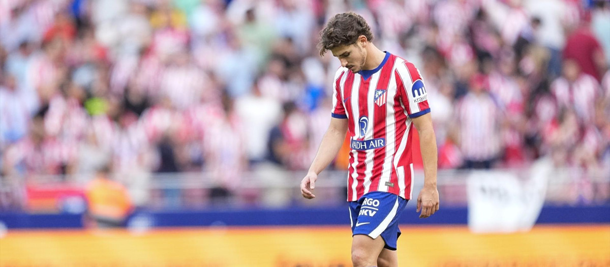 Julián Alvarez abandona cabizbajo el terreno de juego del Metropolitano