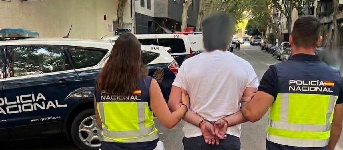 Momento del traslado del hombre detenido por agredir sexualmente a la menor.