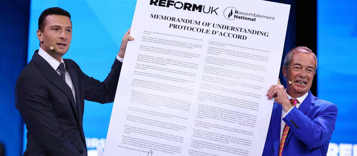 BIRMINGHAM (United Kingdom), 04/09/2026.- President of National Rally (RN) of France, Jordan Bardella (L) and Reform UK leader Nigel Farage (R) pose with a signed memorandum of understanding on their pledges to stopping small boat migration to the UK, during the second day of Reform UK Annual Conference at NEC in Birmingham, Britain, 04 September 2026. The party's annual conference runs from 03 to 05 September to set out its policies with speeches from senior figures and focuses on building support ahead of the next general election. (Francia, Jordania, Reino Unido) EFE/EPA/TOLGA AKMEN