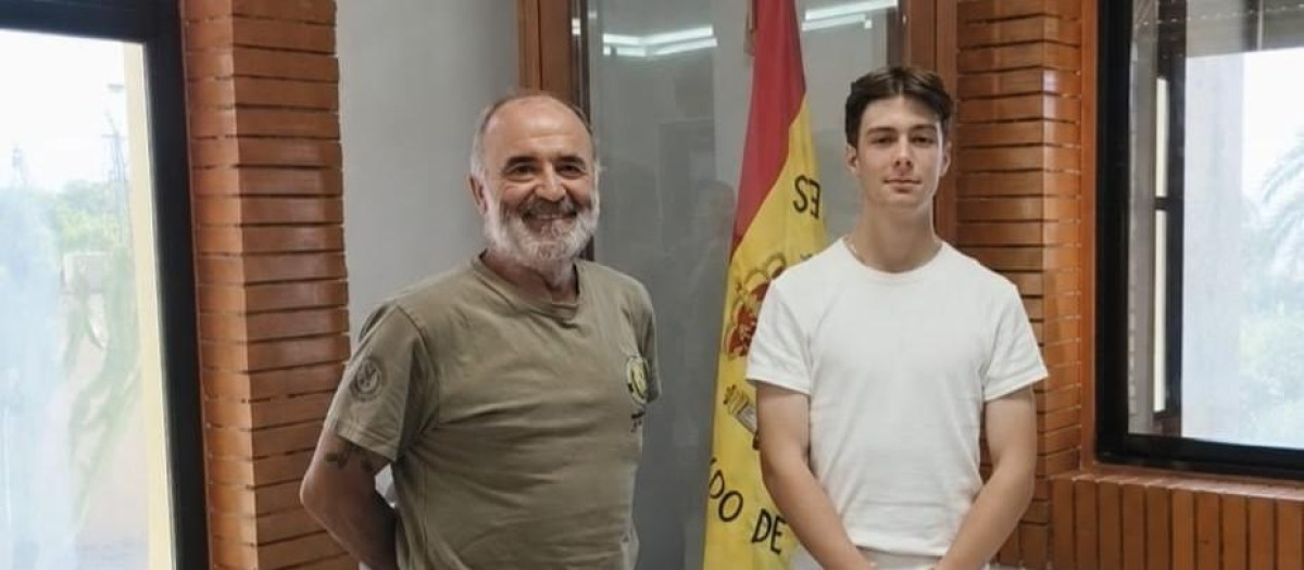 El príncipe Simeón de visita en el Mando de Operaciones Especiales junto al Comandante Terencio Pérez veterano Boina Verde - Cedida