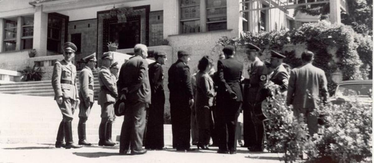Nazis a la entrada de la Casa Casas