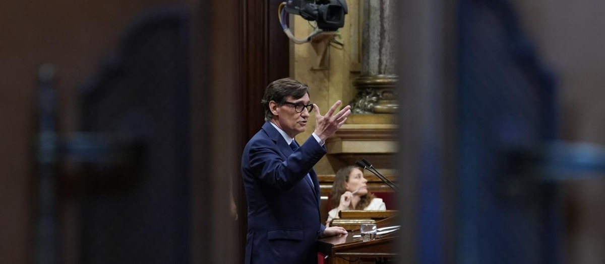 El presidente de la Generalitat, Salvador Illa, en el Parlament