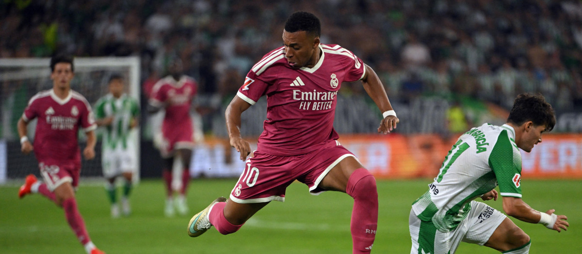 Mbappé intenta regatear a Fran García