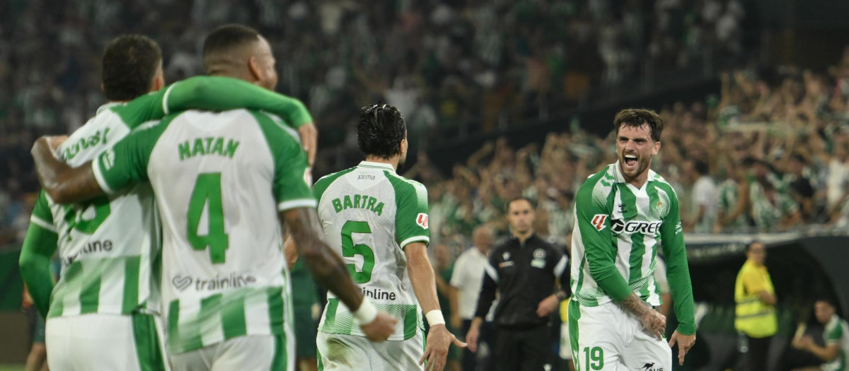 Troy Parrott celebra el 1-0 ante el Real Madrid