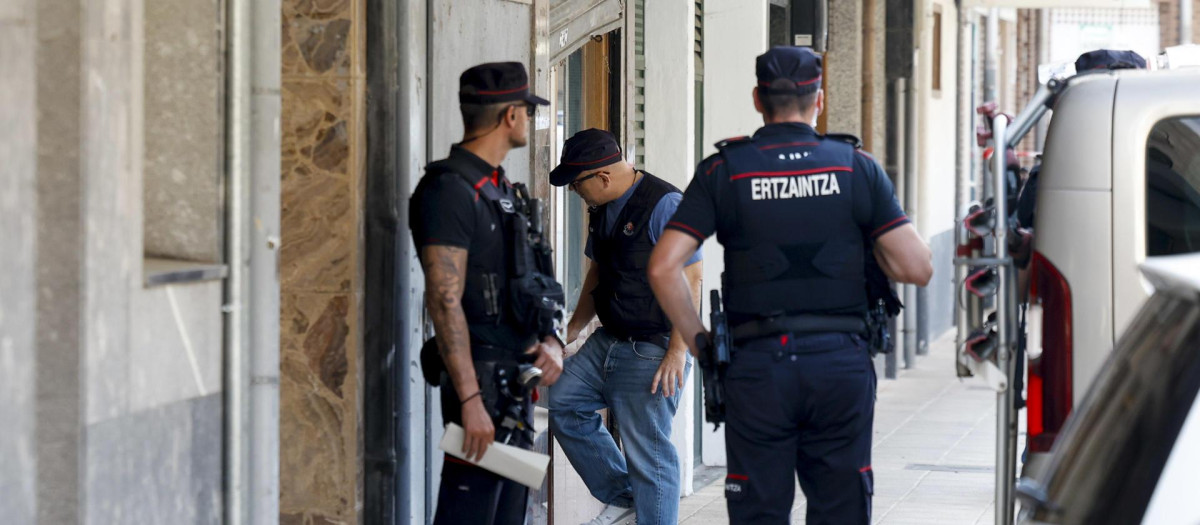 Agentes de la Ertzaintza investigan este miércoles una lonja perteneciente a la familia del presunto asesino del taxista
