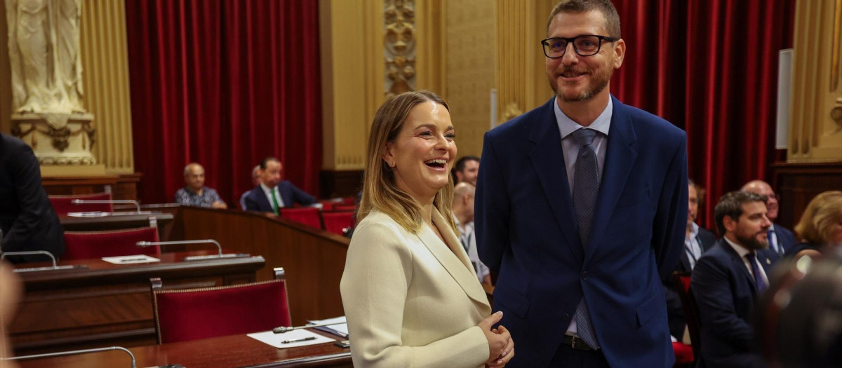 La presidenta del Govern, Marga Prohens, junto al portavoz del PP, Sebastià Sagrera, en el Parlament.