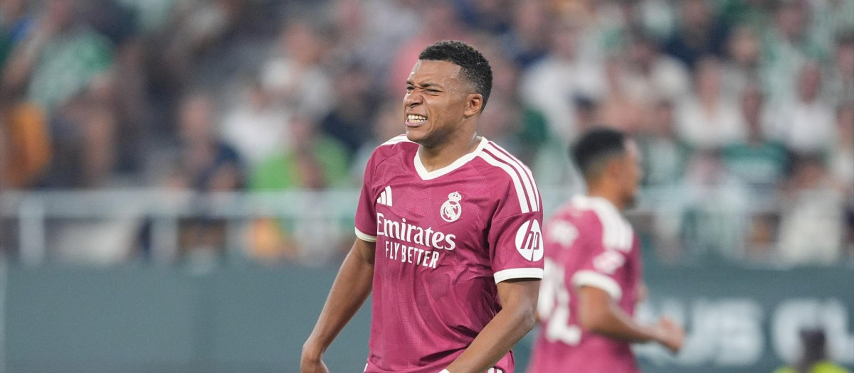 Kylian Mbappé se lamenta tras fallar un penalti ante el Betis