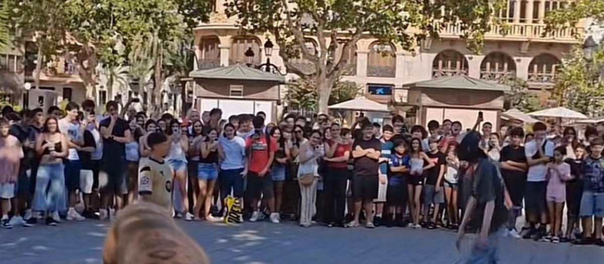 Captura de uno de los vídeos en redes sociales de la batalla de aura en la Plaza del Ayuntamiento de Valencia