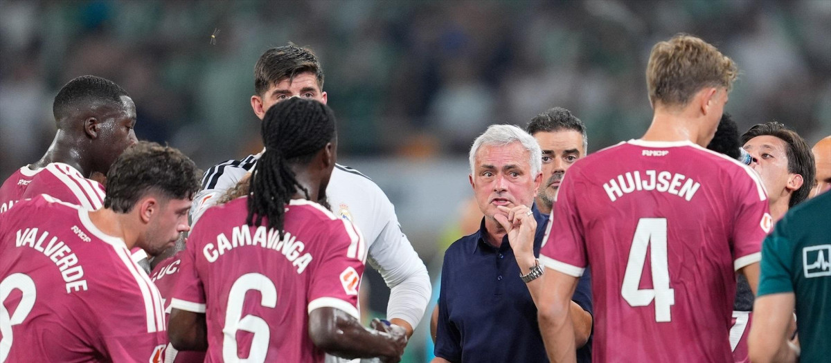 José Mourinho da órdenes a sus jugadores en la pausa de hidratación ante el Betis
