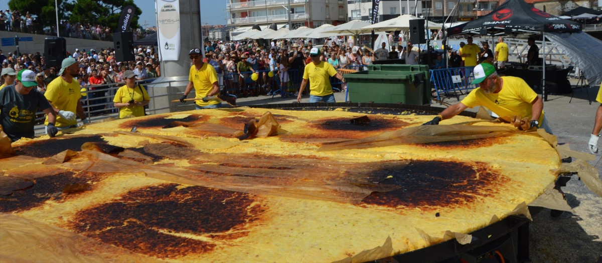 Elaboración de la tortilla más grande del mundo

REMITIDA / HANDOUT por AYUNTAMIENTO DE SANXENXO
Fotografía remitida a medios de comunicación exclusivamente para ilustrar la noticia a la que hace referencia la imagen, y citando la procedencia de la imagen en la firma
05/9/2026