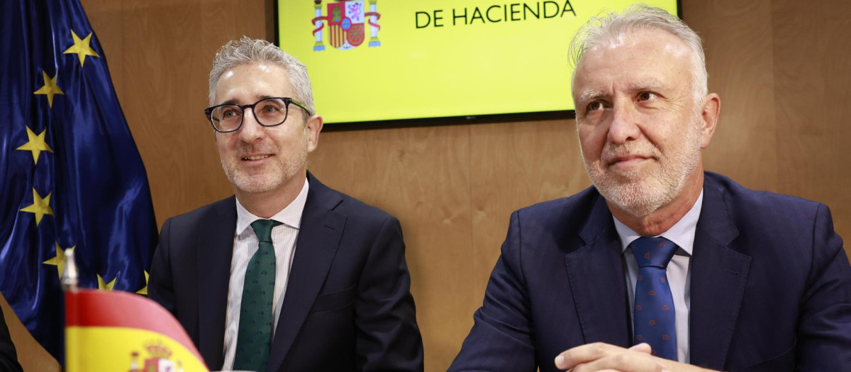 El ministro de Hacienda, Arcadi España y el ministro de Política Territorial y Memoria Democrática, Ángel Víctor Torres, el viernes