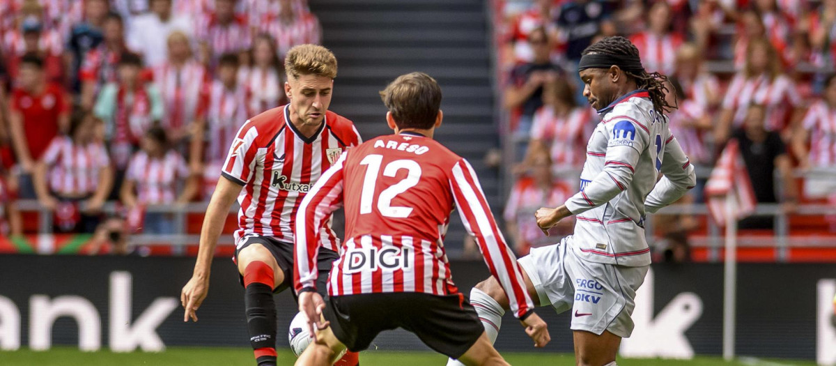 Lookman pelea un balón con Robert Navarro