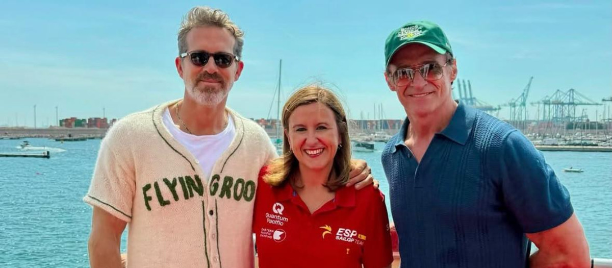 María José Catalá con Hugh Jackman y Ryan Reynolds en la Sail GP