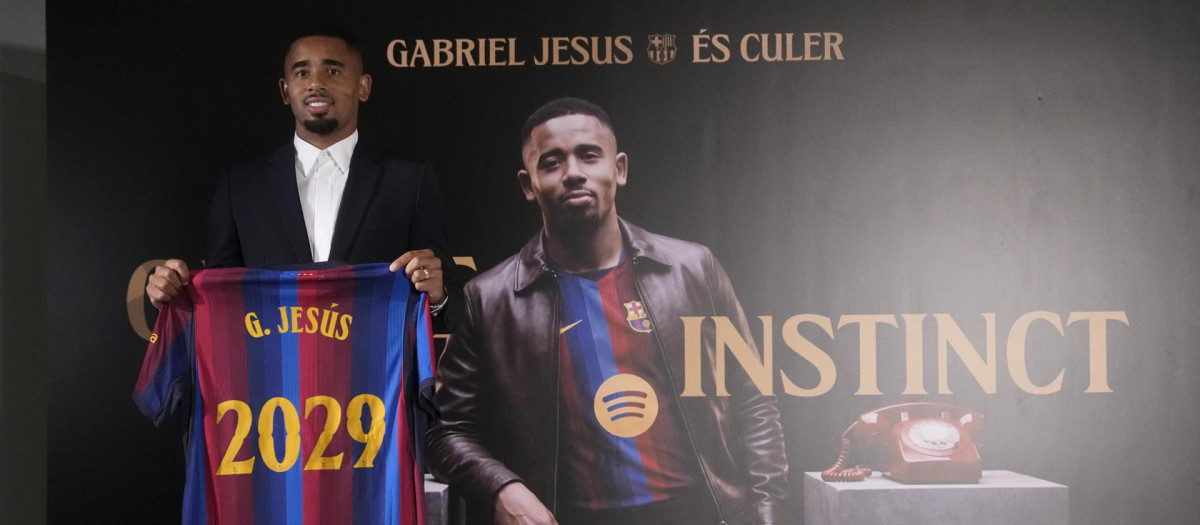Gabriel Jesús posa con la camiseta del Barça en su presentación