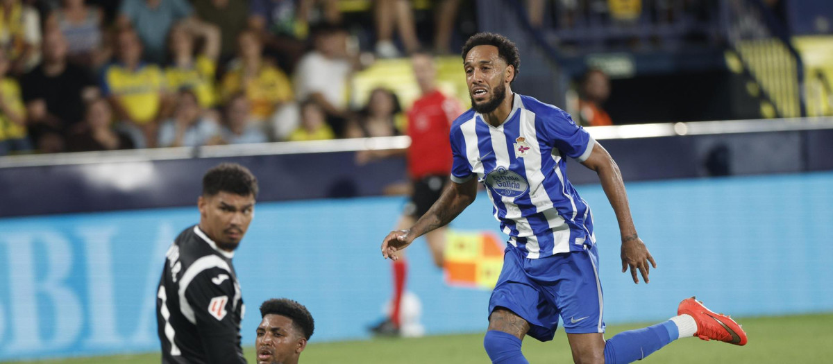 VILA-REAL (CASTELLÓN), 05/09/2026.- El jugador del Deportivo de A Coruña Pierre-Emerick Aubameyang remata para marcar gol durante el partido de la jornada 4 de LaLiga entre el Villarreal y el Deportivo de A Coruña, este sábado en Vila-real (Castellón). EFE/ Kai Forsterling