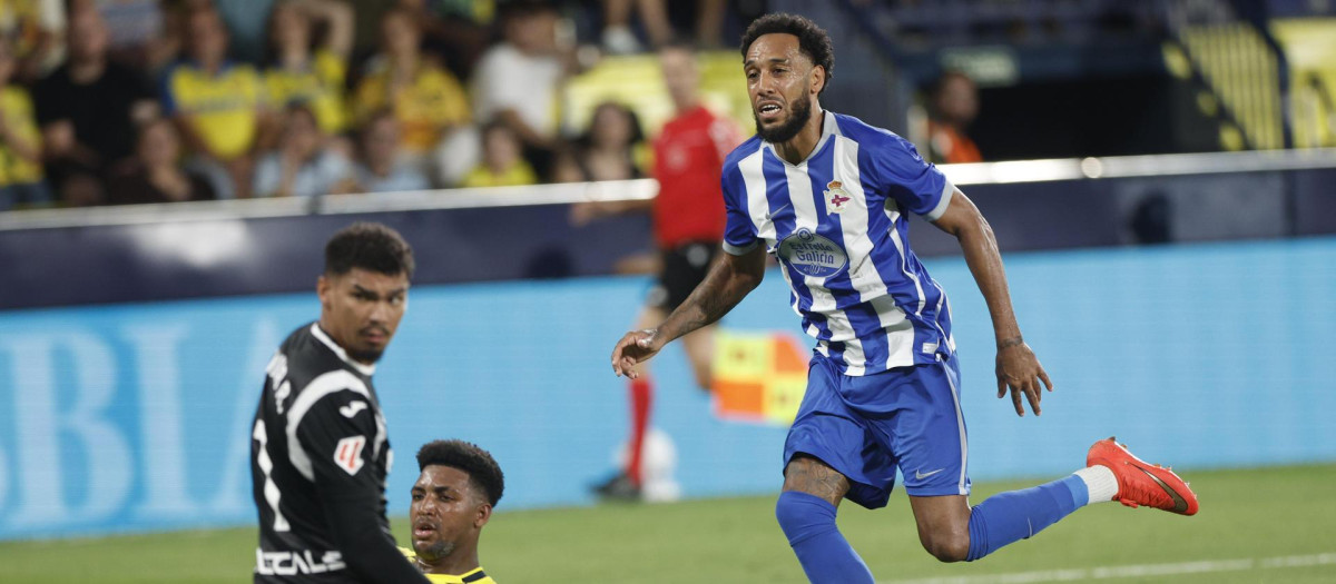 VILA-REAL (CASTELLÓN), 05/09/2026.- El jugador del Deportivo de A Coruña Pierre-Emerick Aubameyang remata para marcar gol durante el partido de la jornada 4 de LaLiga entre el Villarreal y el Deportivo de A Coruña, este sábado en Vila-real (Castellón). EFE/ Kai Forsterling