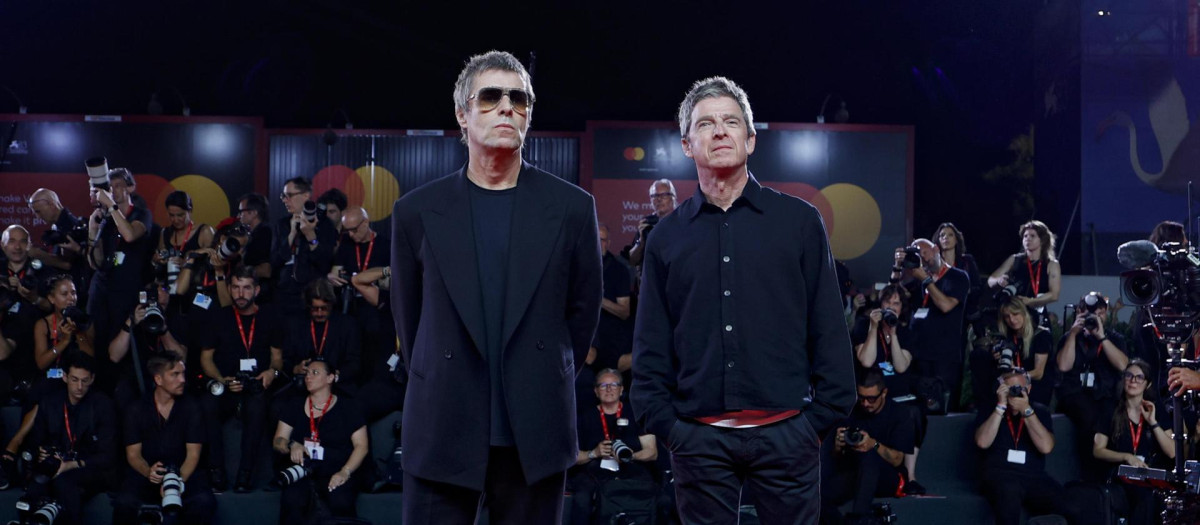 Noel Gallagher (derecha) y Liam Gallagher, del grupo de rock inglés Oasis, llegan al estreno de 'Oasis: Don’t Look Back In Anger'